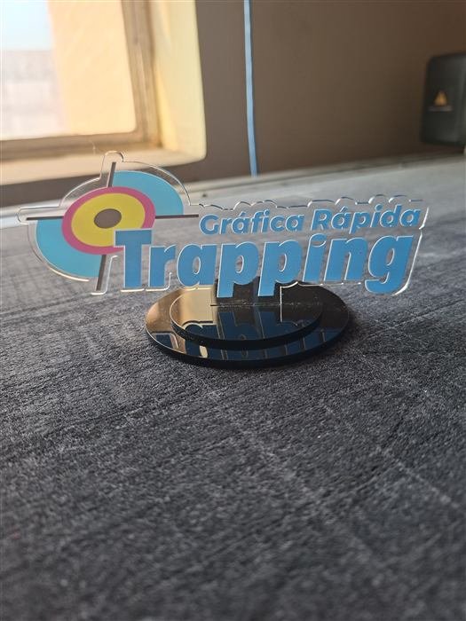 Peça institucional com logotipo em acrílico