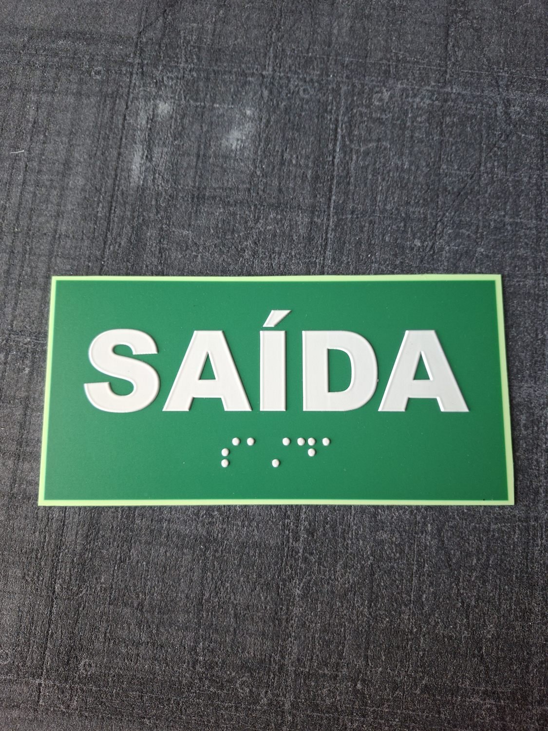 Placa de saída com Braille e alto contraste