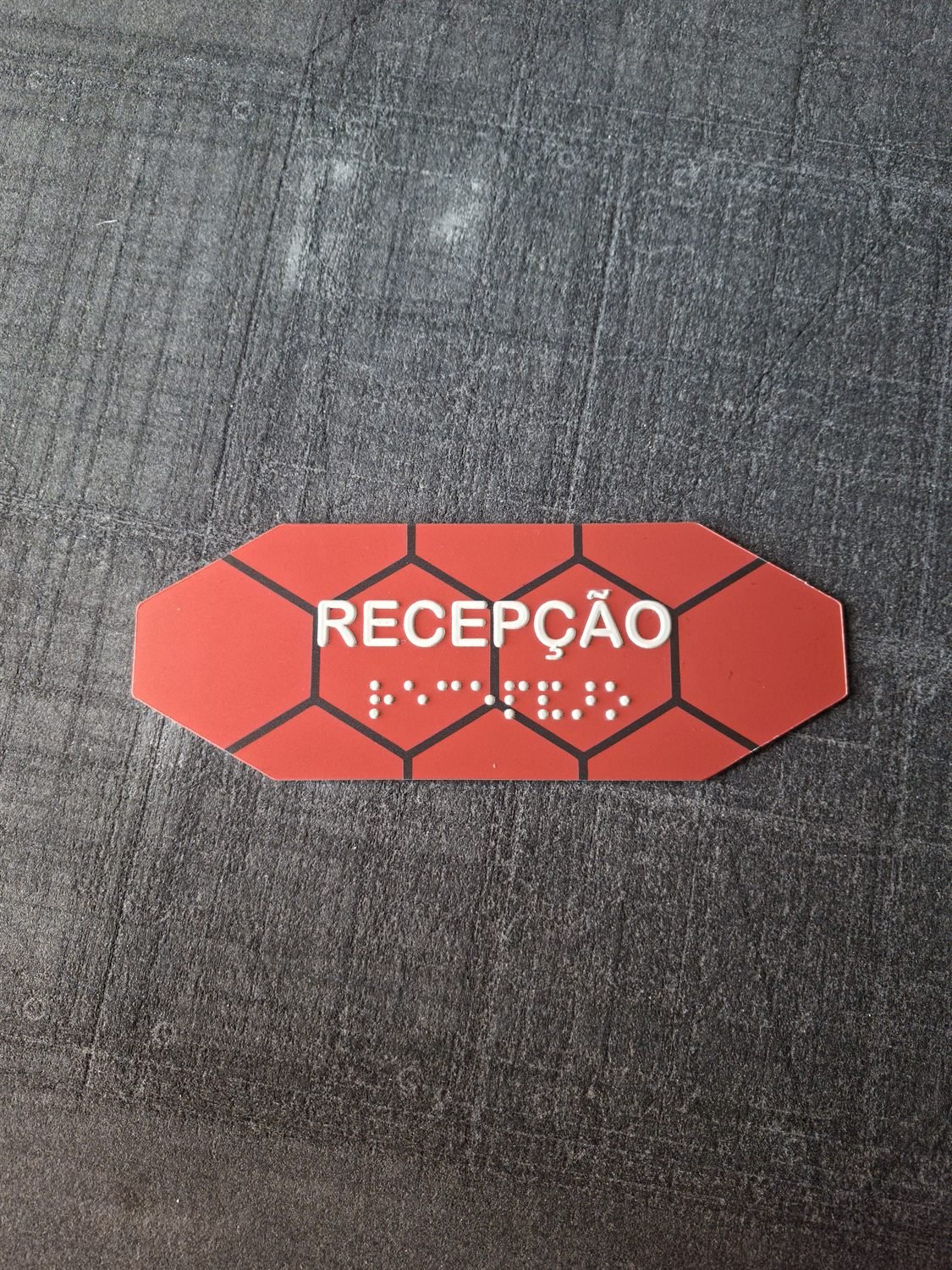 Placa de recepção com Braille