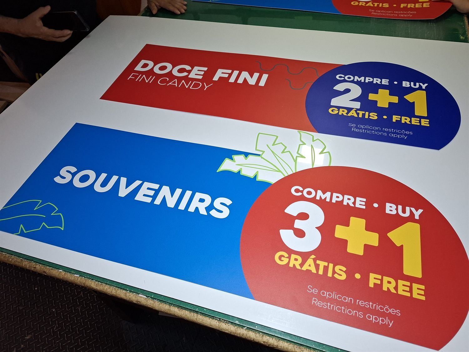 Cartaz promocional impresso em alta gramatura com cores vivas, produzido pela Trapping