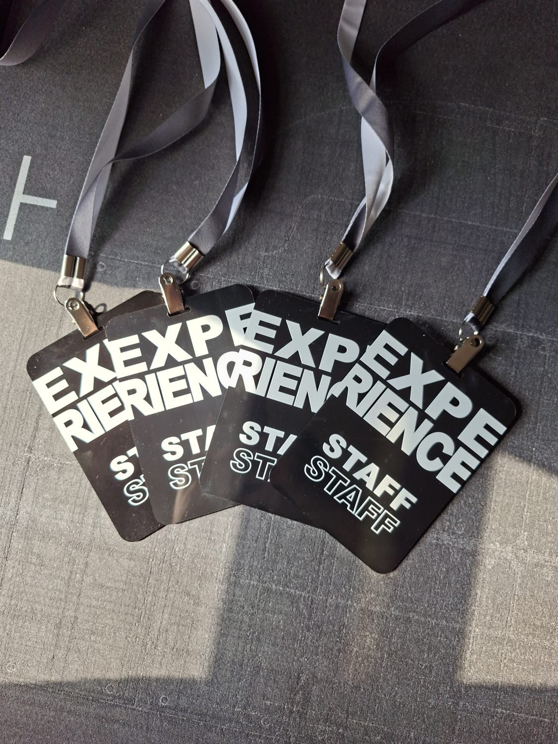Crachás personalizados de staff para evento, com a marca aplicada